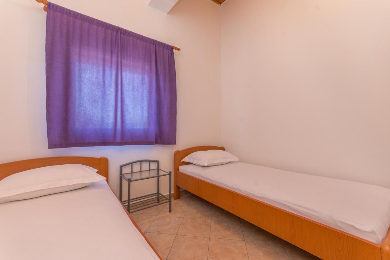 Apartmani Bonaca - 10M To The Sea Grebastica Bagian luar foto